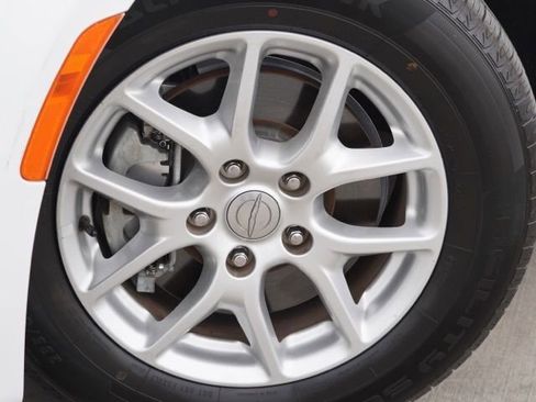 Used 2020 Chrysler Pacifica Touring-L image 10