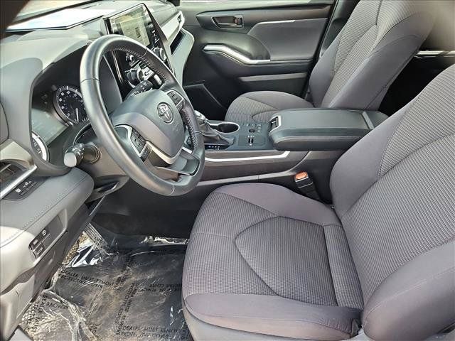 Used 2025 Toyota Highlander LE FWD image 21