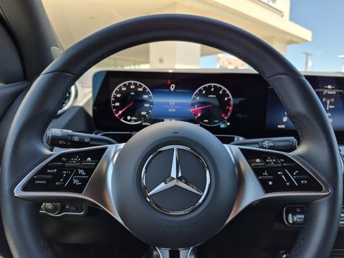 Used 2025 Mercedes-Benz GLA 250 image 24