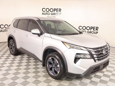 Used 2025 Nissan Rogue SV FWD image 1