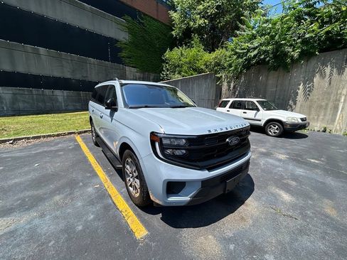 Used 2025 Ford Expedition Active AWD/4WD image 3