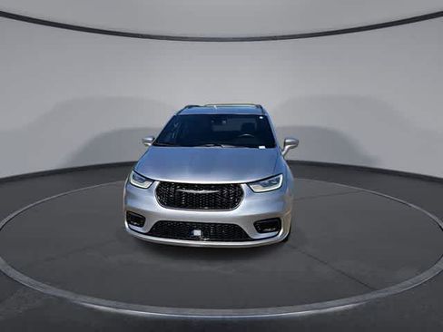 Used 2021 Chrysler Pacifica Touring w/ S Appearance Package FWD image 3