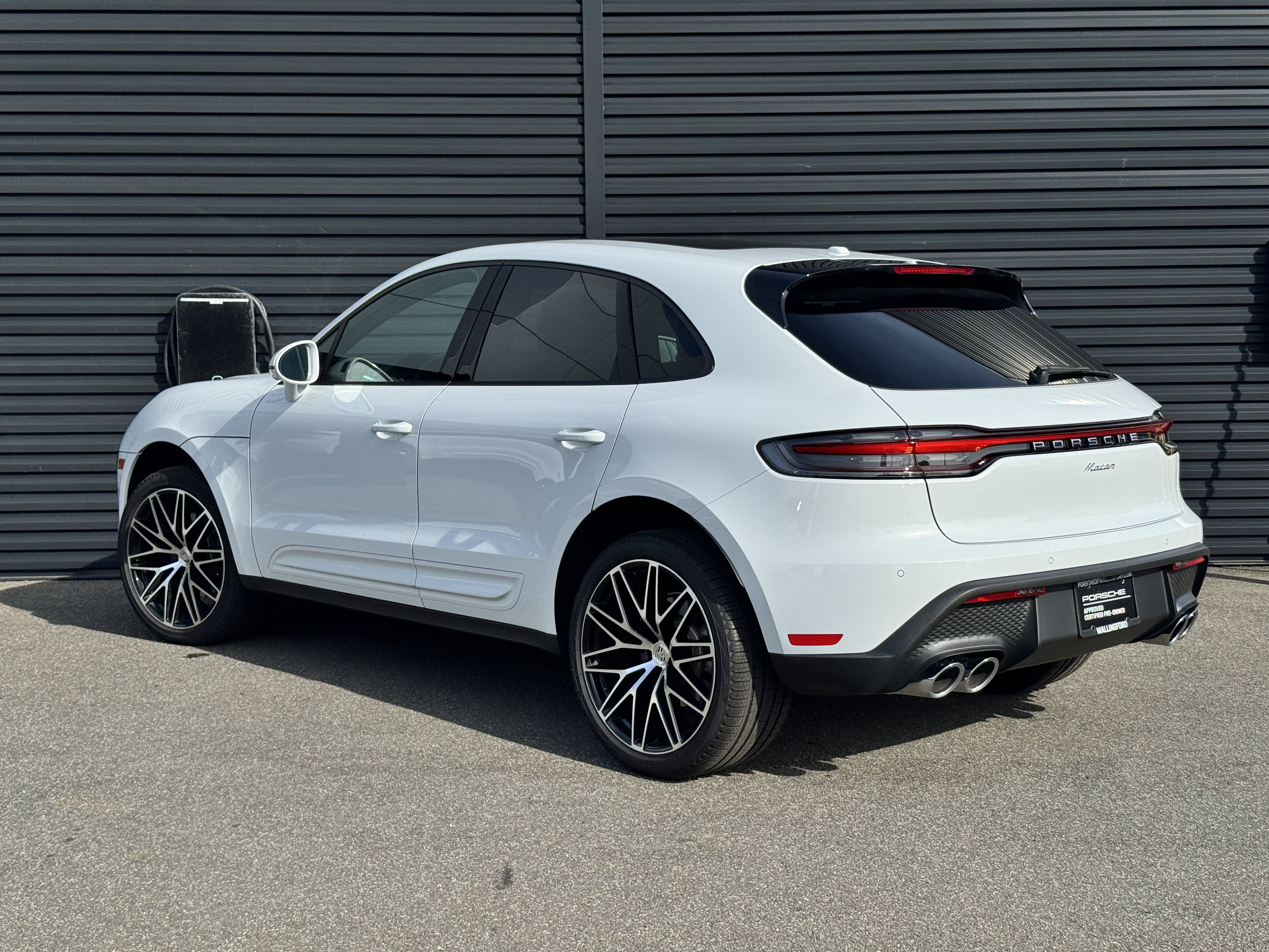 Certified 2025 Porsche Macan AWD/4WD image 3