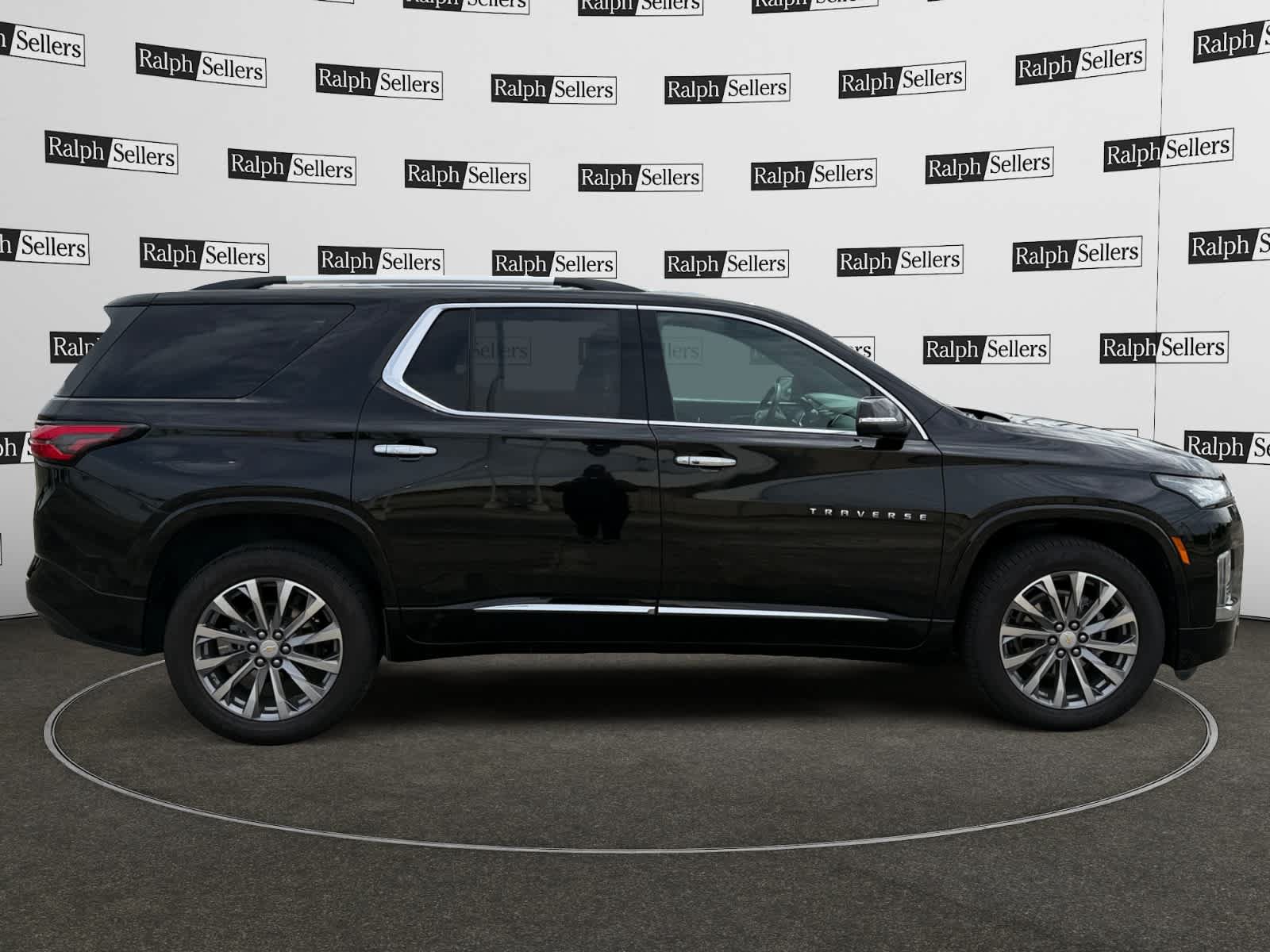 Used 2023 Chevrolet Traverse Premier FWD image 5
