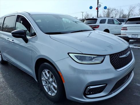 Used 2024 Chrysler Pacifica Touring-L FWD image 8
