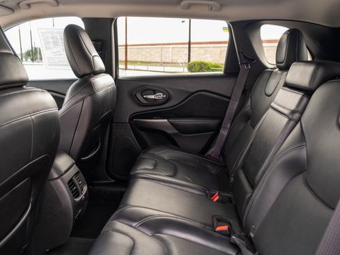 Used 2019 Jeep Cherokee Limited image 15