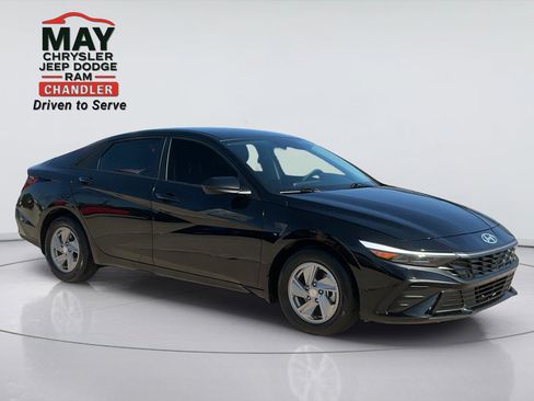 Used 2025 Hyundai Elantra SE FWD image 1