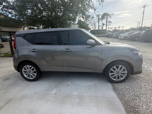 Used 2022 Kia Soul LX image 3