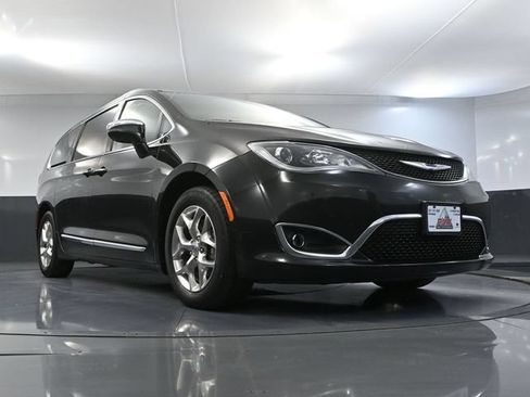 Used 2018 Chrysler Pacifica Limited FWD image 57
