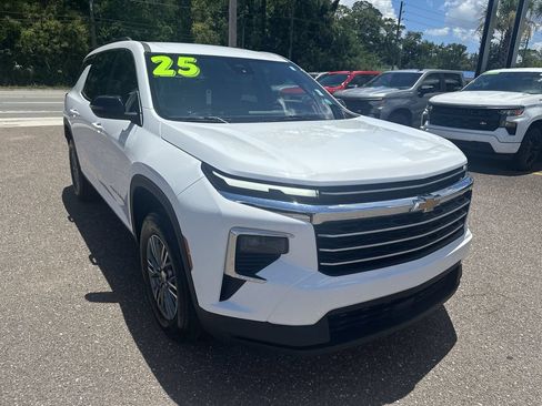Used 2025 Chevrolet Traverse LT FWD image 10
