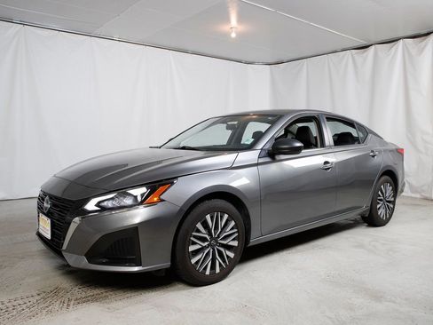 Used 2024 Nissan Altima 2.5 SV image 17