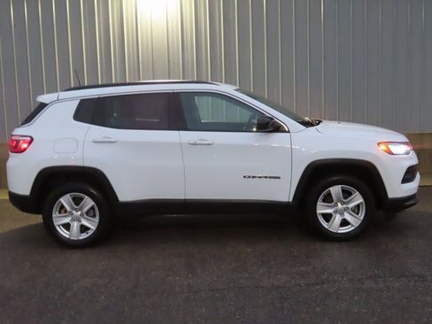 Used 2022 Jeep Compass Latitude image 2