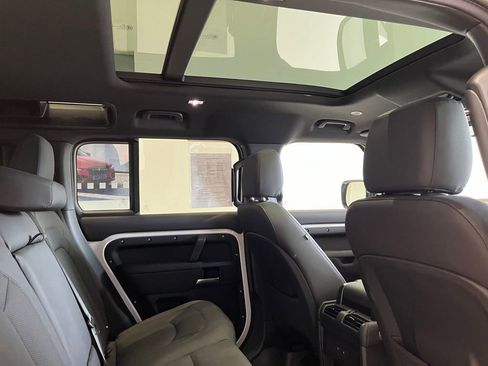 Used 2025 Land Rover Defender 110 X-Dynamic SE image 28