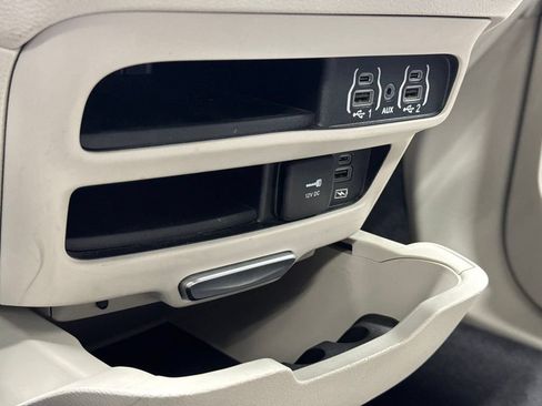 Used 2022 Chrysler Pacifica Touring-L FWD image 17