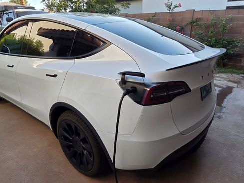 Used 2022 Tesla Model Y Long Range AWD/4WD image 3
