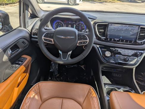 Used 2025 Chrysler Pacifica Pinnacle w/ Trailer Tow Group image 23