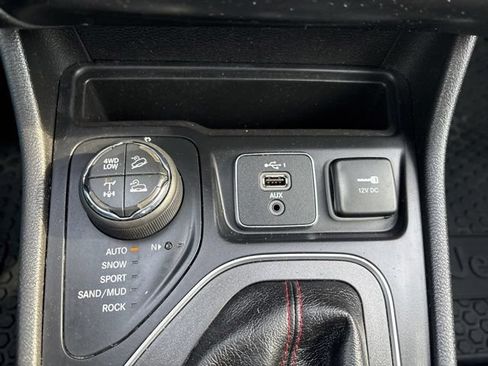 Used 2019 Jeep Cherokee Trailhawk AWD/4WD image 32
