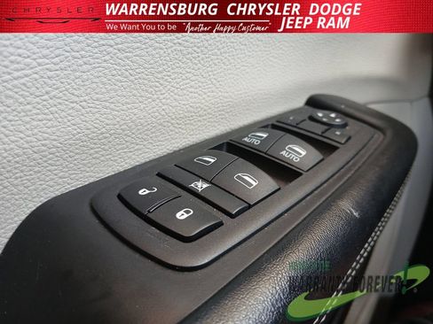 Used 2022 Chrysler Pacifica Touring-L FWD image 32
