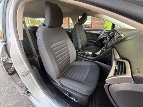 Used 2019 Ford Fusion SE FWD image 16
