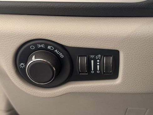 Certified 2023 Chrysler Voyager LX image 14