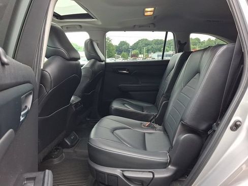 Used 2023 Toyota Highlander XLE AWD/4WD image 11