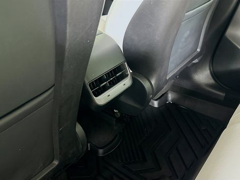 Used 2021 Tesla Model Y Long Range AWD/4WD image 27