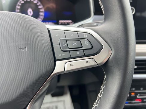 Used 2025 Volkswagen Taos SE image 18