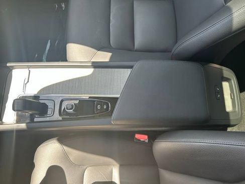 Certified 2025 Volvo XC60 B5 Plus AWD/4WD image 29