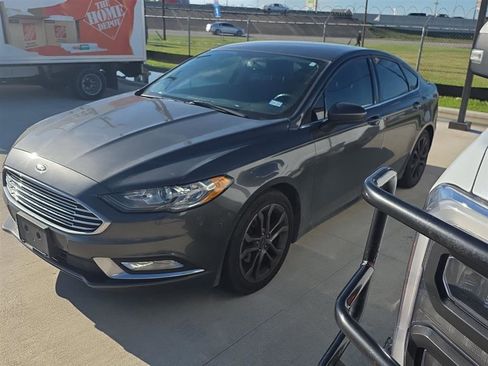 Used 2017 Ford Fusion SE w/ Equipment Group 201A image 2