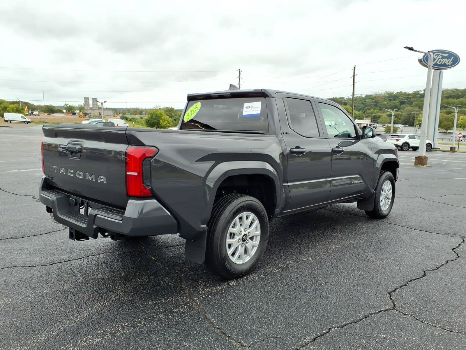 Used 2025 Toyota Tacoma SR5 AWD/4WD image 9