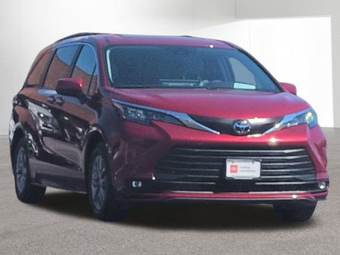 Certified 2026 Toyota Sienna XLE FWD image 3