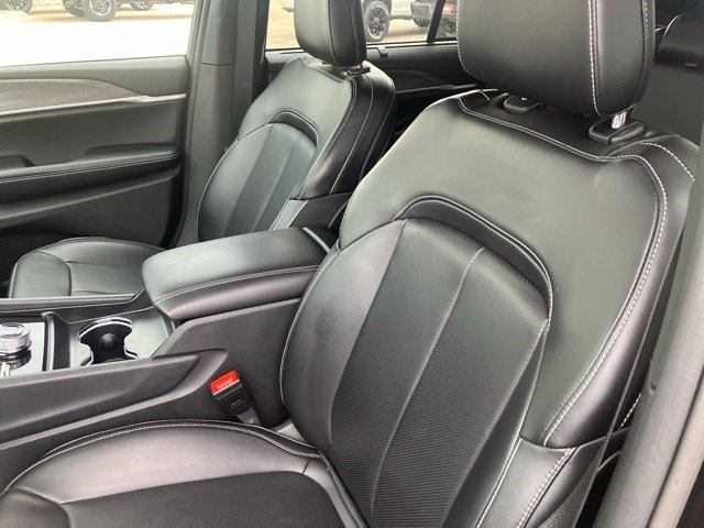 Certified 2024 Jeep Grand Cherokee Limited w/ Luxury Tech Group II AWD/4WD image 12