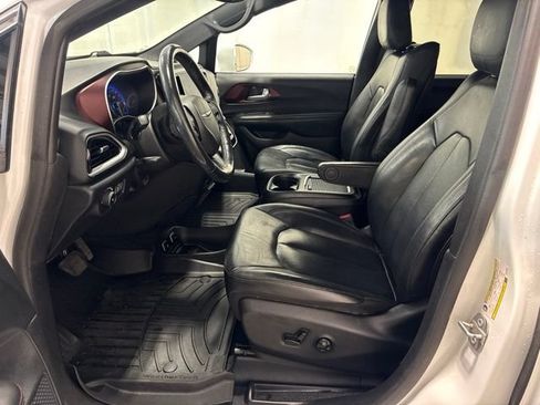 Used 2020 Chrysler Pacifica Touring-L FWD image 12