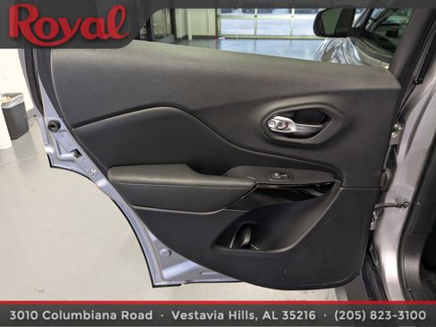 Used 2020 Jeep Cherokee Latitude Plus image 13