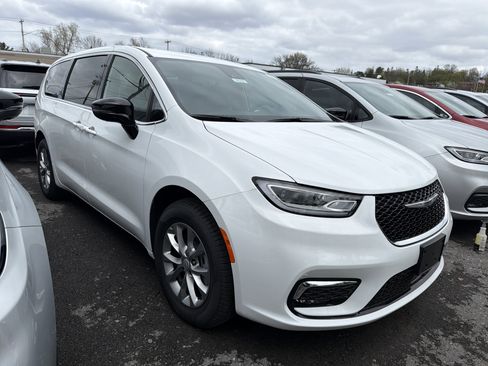 New 2026 Chrysler Pacifica Select AWD/4WD image 2