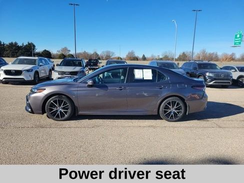 Used 2024 Toyota Camry SE image 3