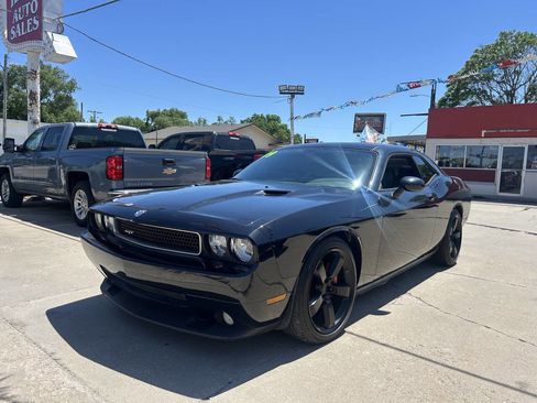 Used 2009 Dodge Challenger SRT8 w/ SRT Option Group II RWD image 2