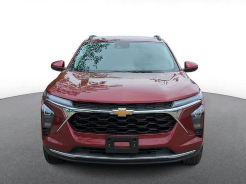 Used 2025 Chevrolet Trax LT w/ LT Convenience Package FWD image 3