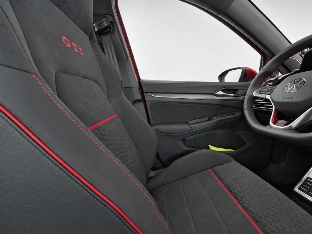 New 2026 Volkswagen GTI SE FWD image 18