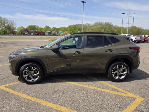 Used 2024 Chevrolet Trax LT w/ Driver Confidence Package FWD image 2