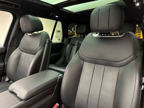 Certified 2025 Land Rover Range Rover SE image 6