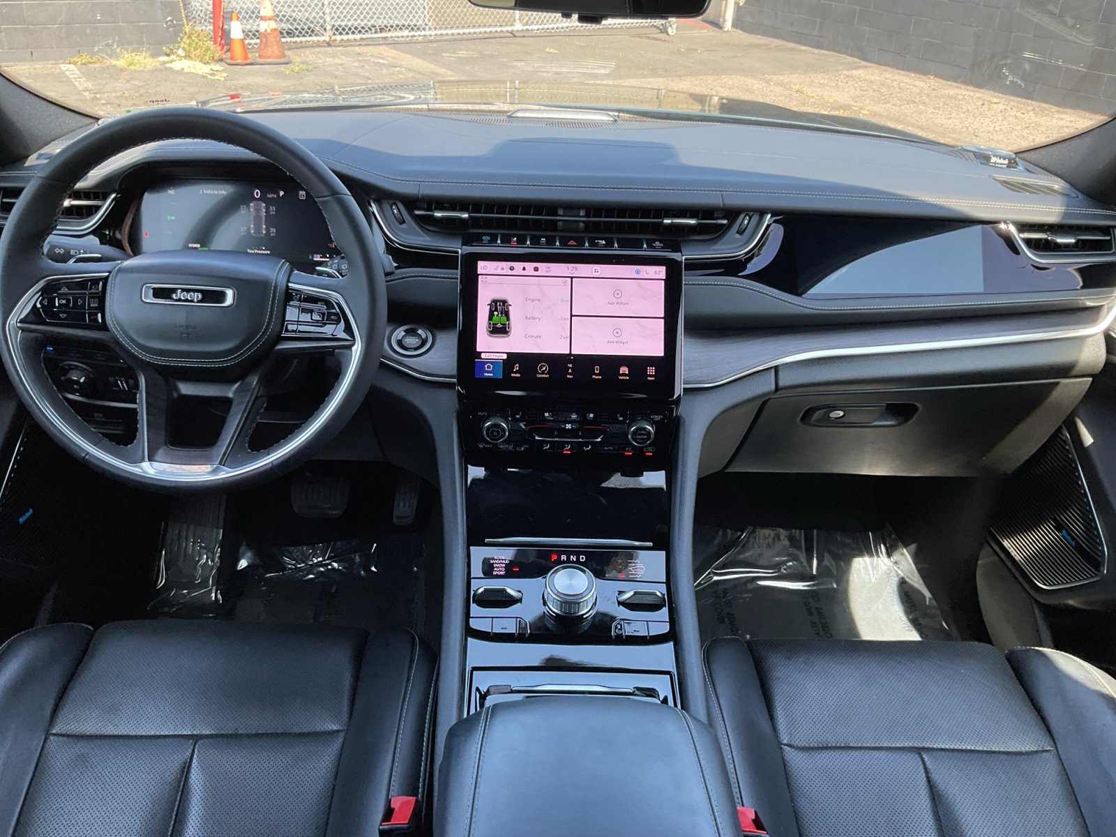 Used 2023 Jeep Grand Cherokee Overland w/ Luxury Tech Group IV AWD/4WD image 15