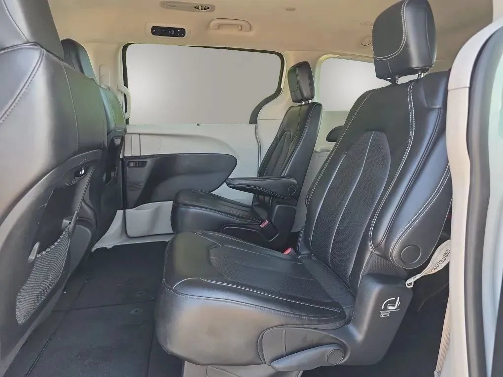 Used 2023 Chrysler Pacifica Touring-L FWD image 36