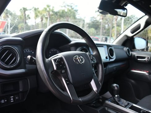 Used 2018 Toyota Tacoma TRD Sport image 8