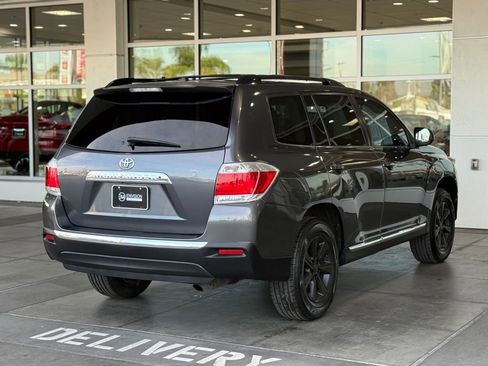 Used 2012 Toyota Highlander SE w/ Tow Pkg image 12