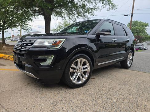 Used 2017 Ford Explorer Limited w/ Equipment Group 301A AWD/4WD image 3