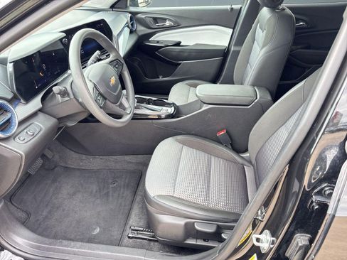 Used 2025 Chevrolet Trax LT image 5