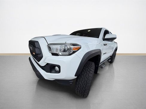 Used 2017 Toyota Tacoma TRD Sport w/ Tow Package (A/T) AWD/4WD image 8