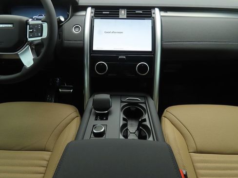 New 2026 Land Rover Discovery Limited Edition image 13