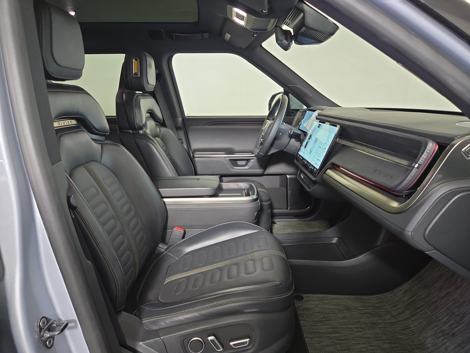 Used 2025 Rivian R1S Adventure Dual AWD/4WD image 24